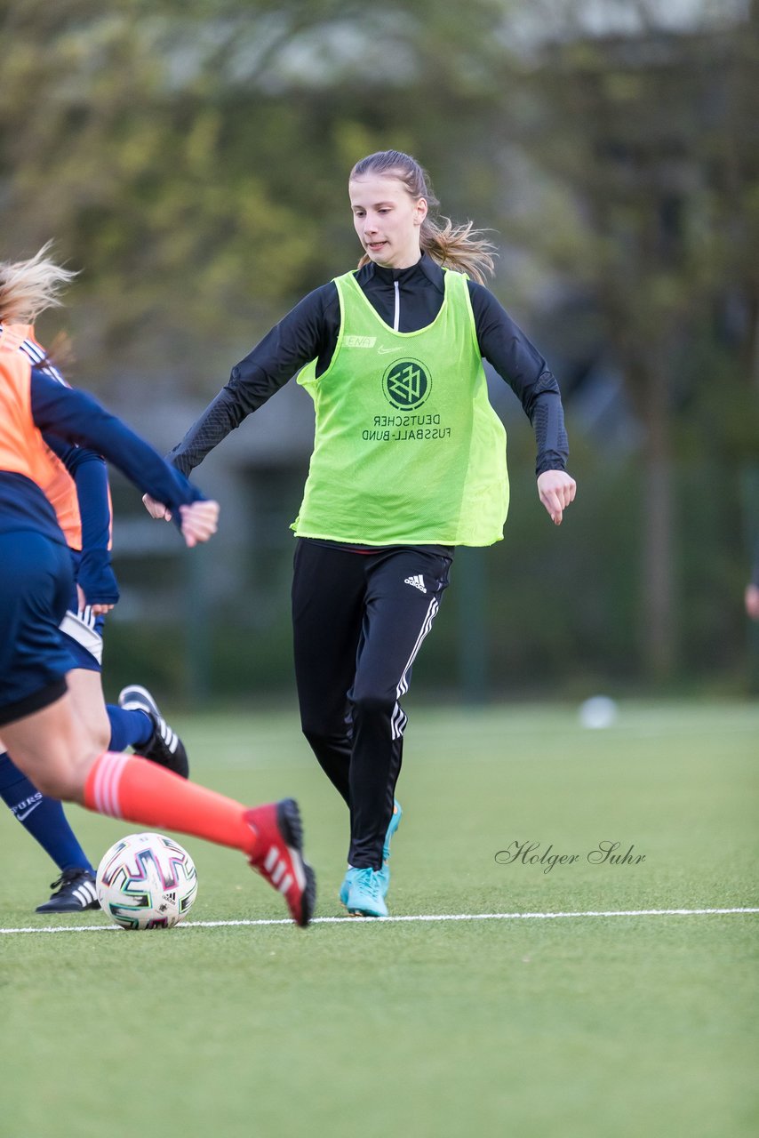 Bild 351 - Co-Trainerin der Frauen Nationalmannschaft Britta Carlson in Wahlstedt